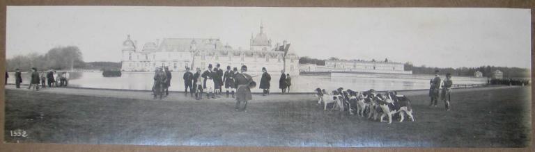 Photographie d'un album de 26 photographies. Equipage de Chantilly. Chasse devant le château de Chantilly_0