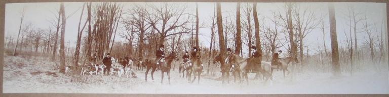 Photographie d'un album de 26 photographies. Equipage de Chantilly. Rendez-vous de chasse en forêt_0