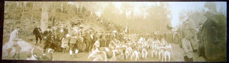 Photographie d'un album de 26 photographies. Equipage de Chantilly. Piqueux présentant la nappe aux chiens ; le duc de Chartres saluant_0