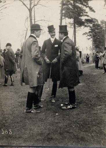 René Texier entouré de deux hommes en tenue d'invité, Philippe de Rozycki, 4e quart 19e siècle, 1er quart 20e siècle