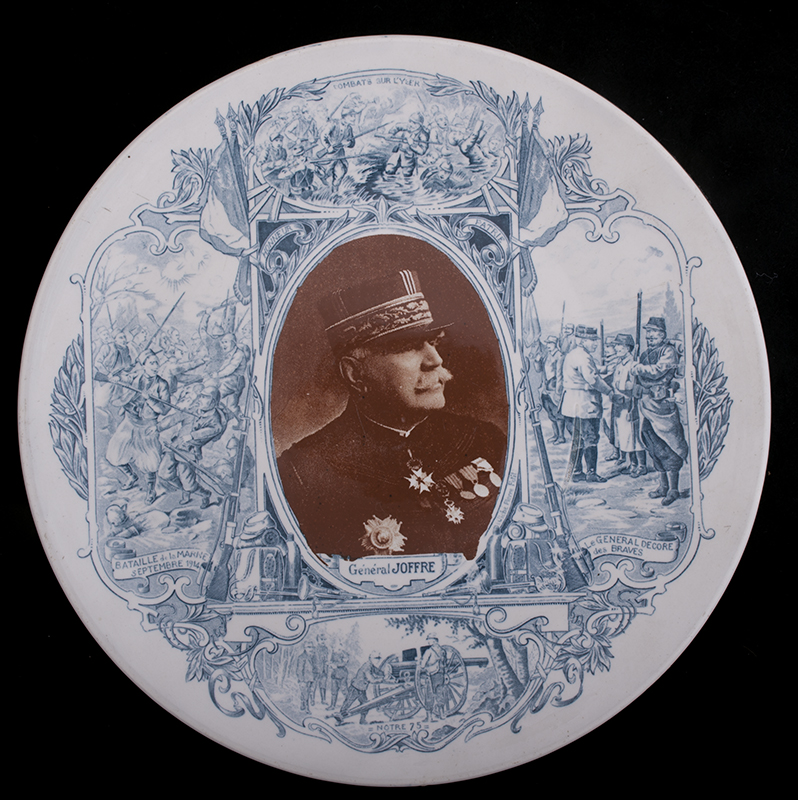 Général Joffre. Bataille de la marne septembre 1914. Combats sur l'Yser. Le général décore des braves. Notre 75._0