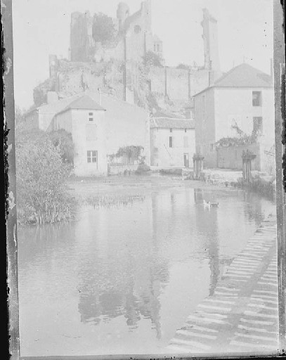 Vue du château Baronnial depuis la Fontaine à Chauvigny (titre factice)_0