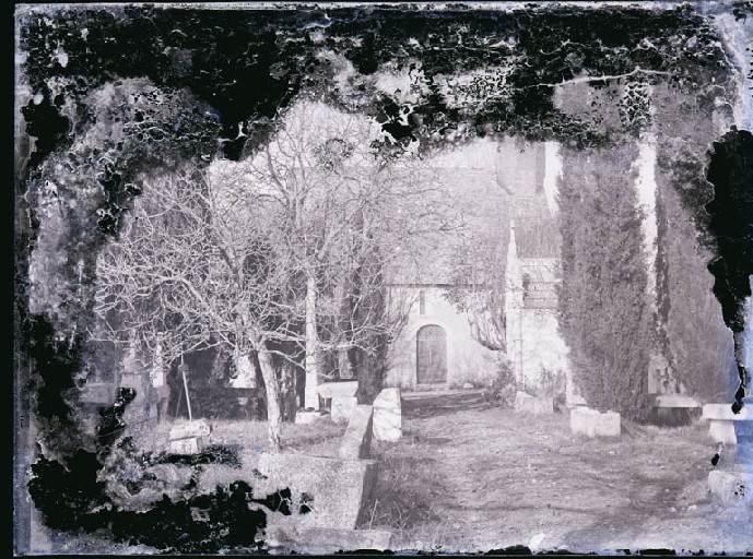 Le chevet et le cimetière de Saint-Pierre-les-Eglises_0