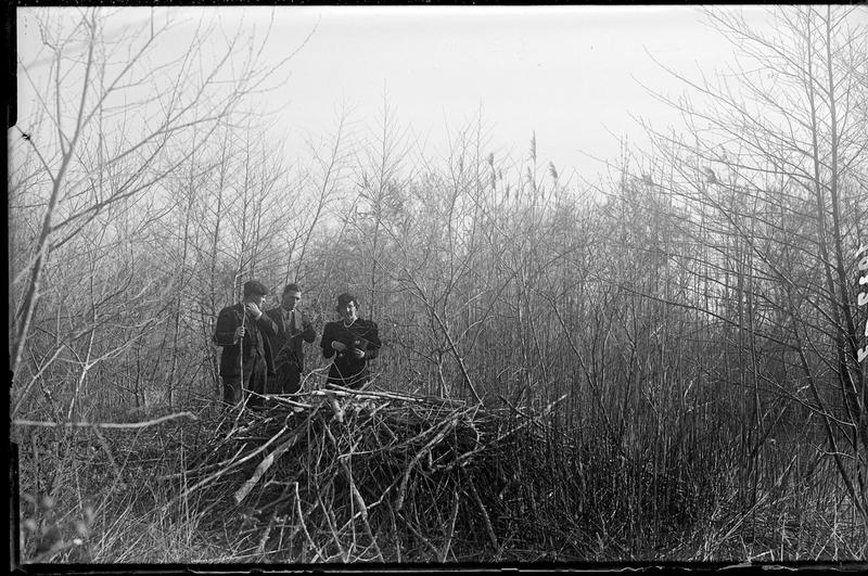 Personnes devant une hutte de castor_0