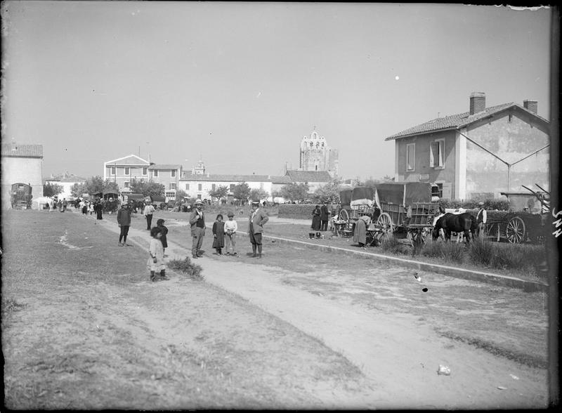 Scène de rue aux Saintes-Maries-de-la-Mer_0