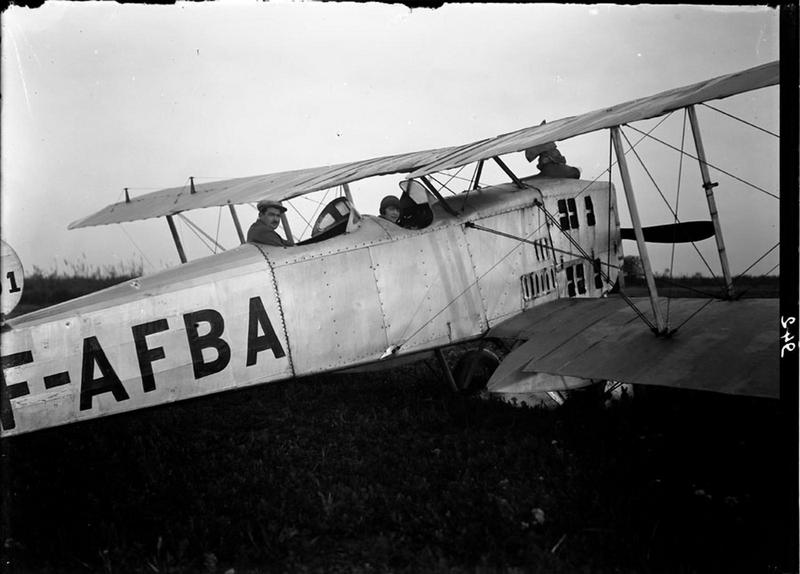 Nerte Naudot au devant d'un avion et le pilote à l'arrière_0
