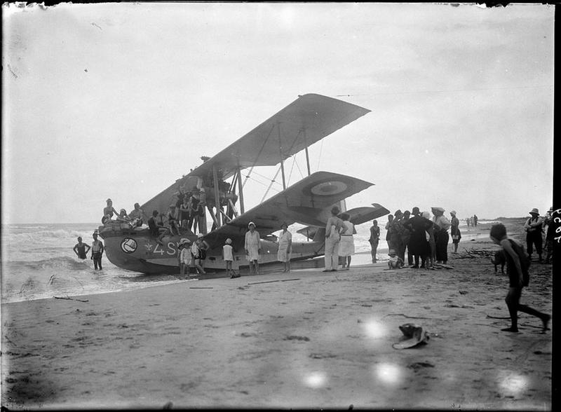 Hydravion amerri sur la plage_0