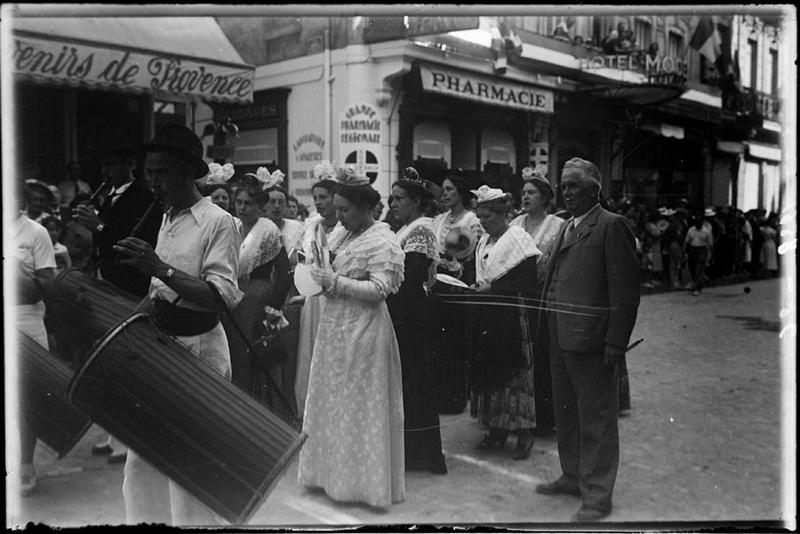 Arlésiennes et tambourinaïre_0