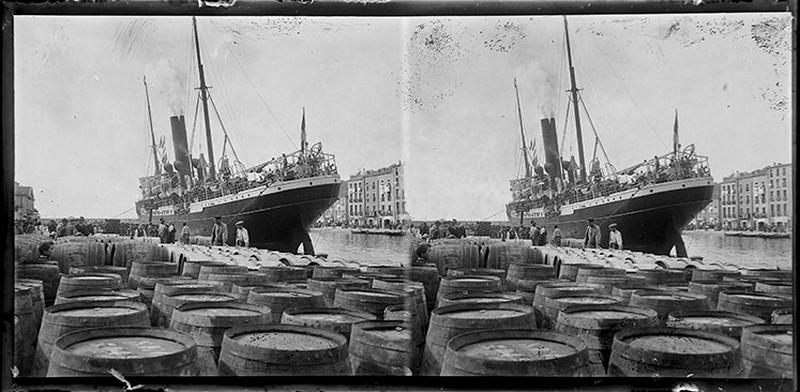 Tonneaux sur le quai de Sète_0