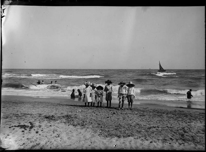 A la plage, Gaston Bouzanquet, 1890 entre,1914 et