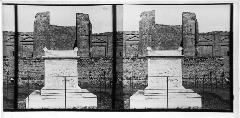 Autel du temple de Vespasien_0