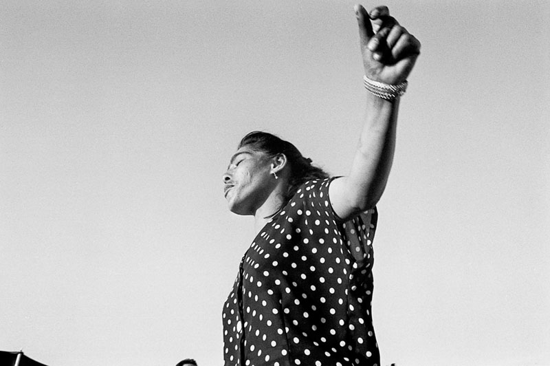 Moment de danse d'une femme Rom sur le terrain désigné, Franck Pourcel, 1995 Mai
