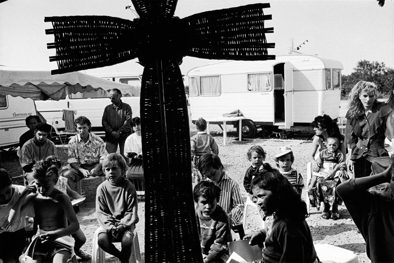 Messe du matin sur un terrain devant la caravane du rachaïl, Franck Pourcel, 1994 Mai