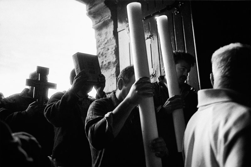 Entrée de la procession dans l'église, pèlerinage des gitans et des gens du voyage, Franck Pourcel, 1994 Mai