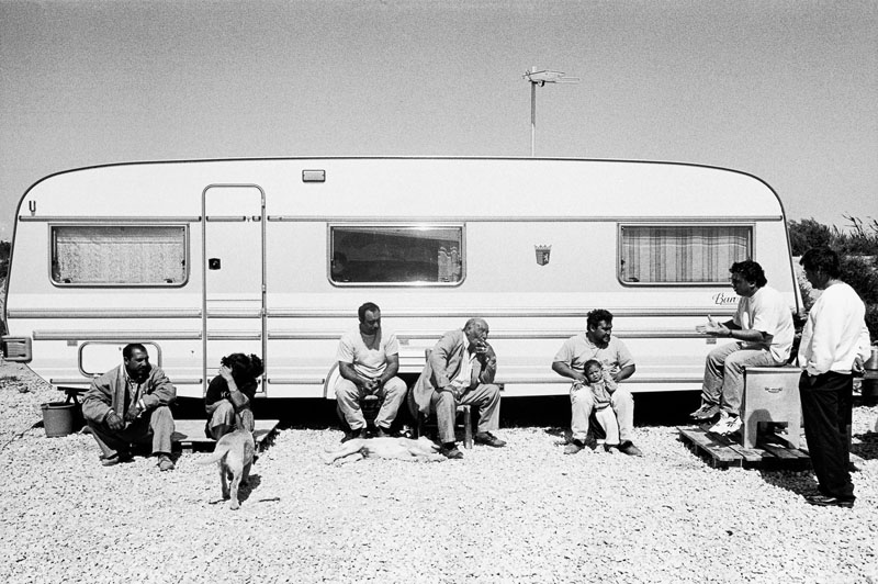 Discussion devant la caravane sur le terrain désigné, Franck Pourcel, 1995 Avr.