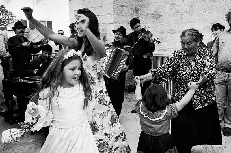 Sortie de l’église après la communion d’une jeune fille manouche de Strasbourg, Franck Pourcel, 1995 Mai
