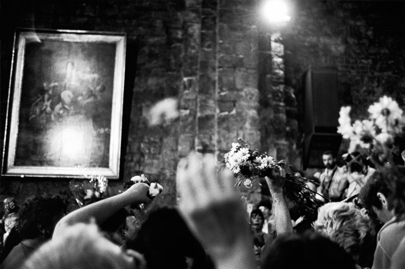 Offrandes lors d’une veillée autour des chasses dans la nef de l’église, Franck Pourcel, 1994 Mai