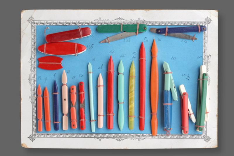 Carte-échantillon, polissoir, cure-dents, cure-ongles, lime_0