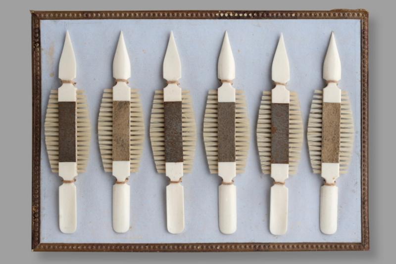 Carte-échantillon, cure-ongles, cure-oreilles, brosse, lime, polissoir_0