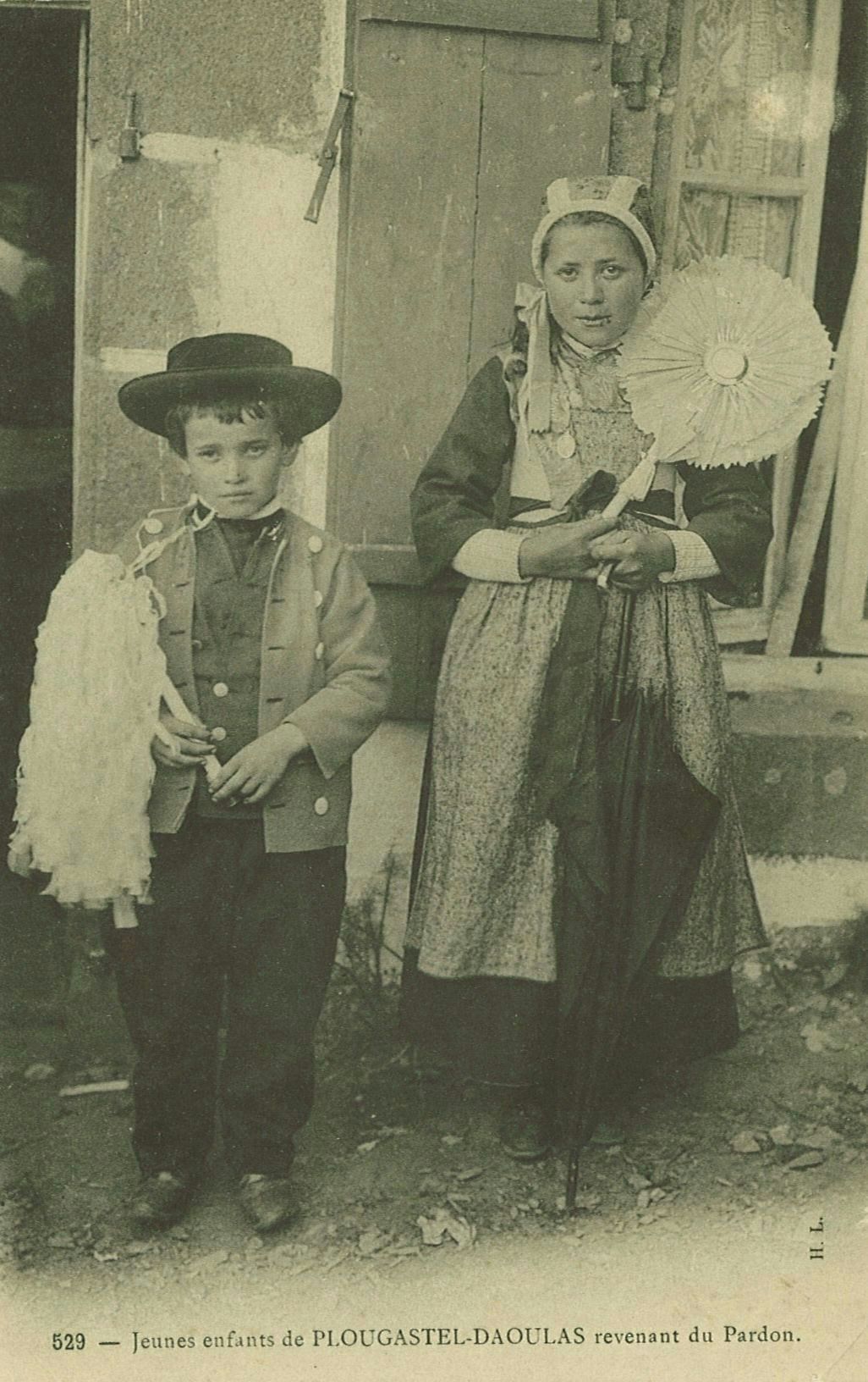 Jeunes enfants de Plougastel-Daoulas revenant du Pardon_0