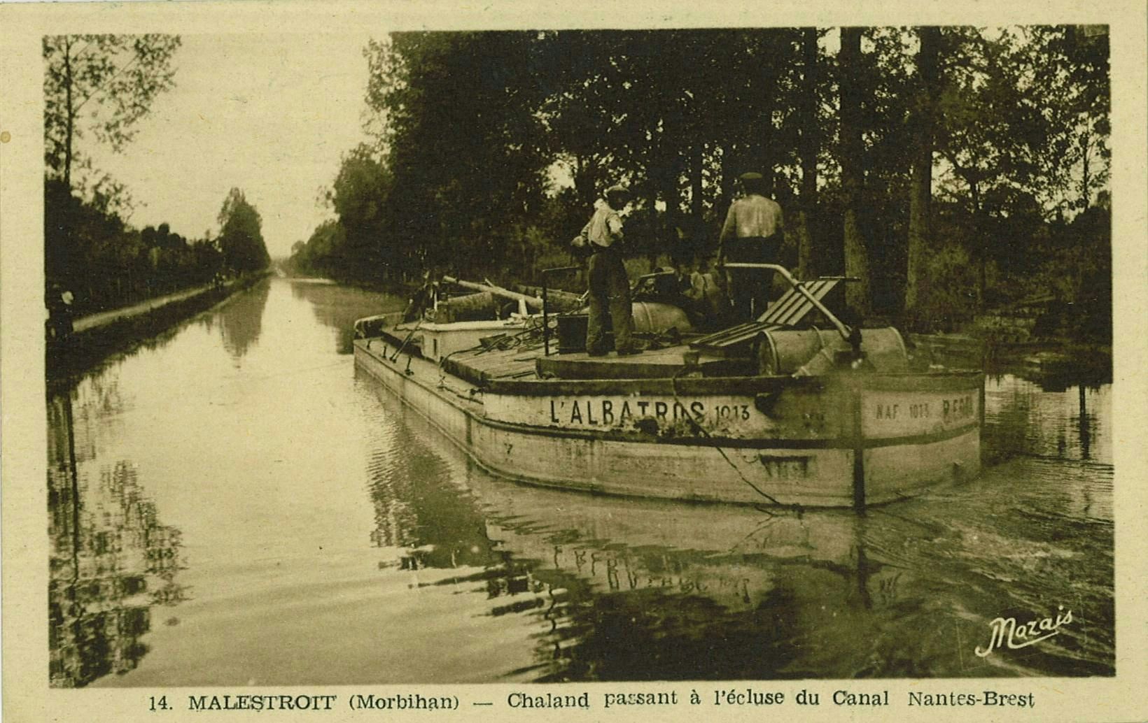 Chaland passant à l'écluse du Canal Nantes-Brest _0