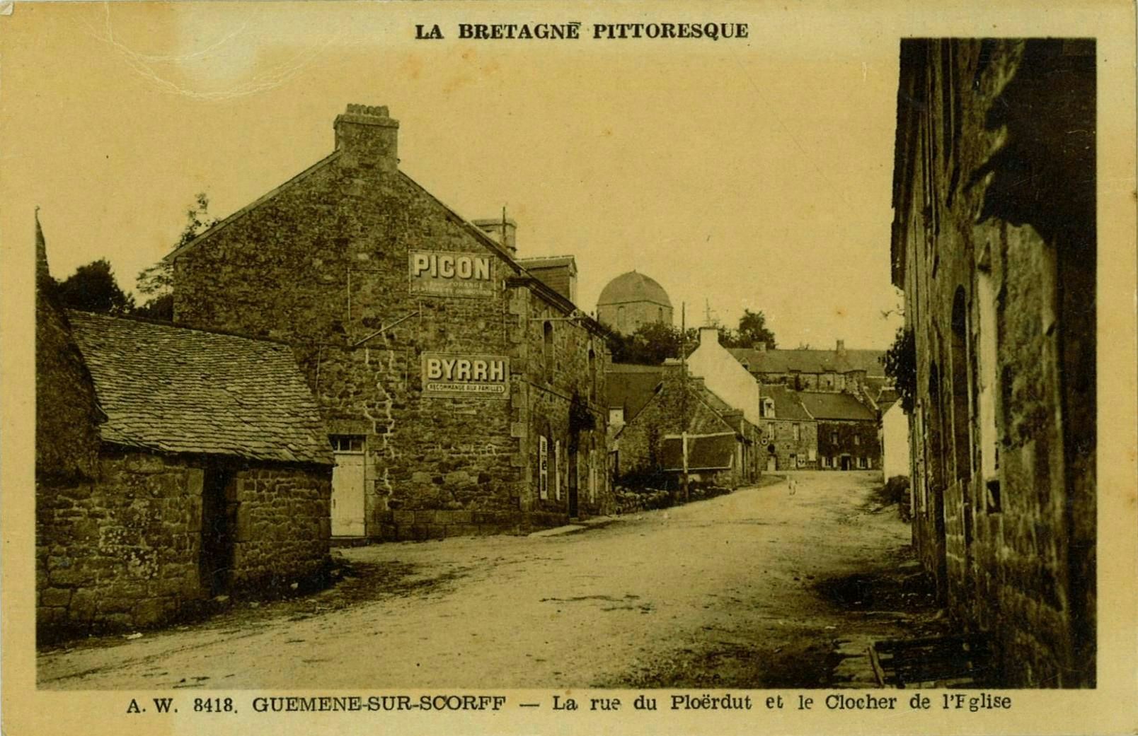 La rue du Ploërdut et le Clocher de l'Eglise_0