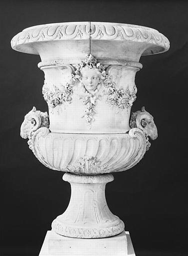 VASE DECORE DES ATTRIBUTS DU PRINTEMPS_0
