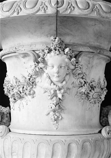 VASE DECORE DES ATTRIBUTS DU PRINTEMPS_1