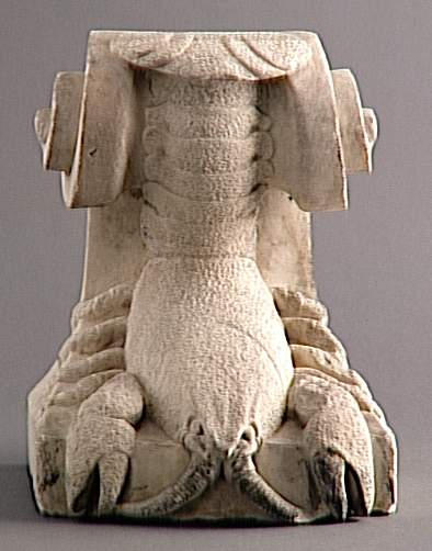 SUPPORT DECORE D'UNE ECREVISSE SUR LA FACE ET DE VOLUTES SUR LES COTES_0