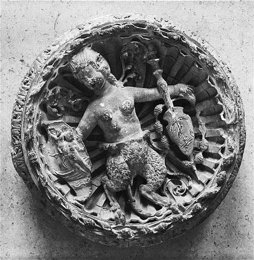 FAUNESSE TENANT DES ECUSSONS ; DANS SA MAIN GAUCHE UNE RAME AUX ARMES DE BONNIVET ENTOURE DU COLLIER DE L'ORDRE DE SAINT-MICHEL_0