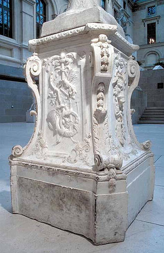 Piédestal orné de sculptures_0