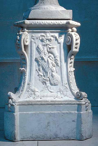 Piédestal orné de sculptures_1