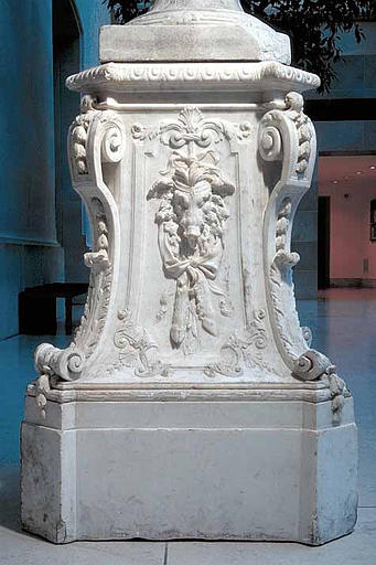 Piédestal orné de sculptures_2