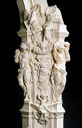 PILIER ORNE DE DEUX ATLANTES, DEUX VICTOIRES, UN TROPHEE D'ARMES ET UN ENFANT SUR UN AIGLE_0