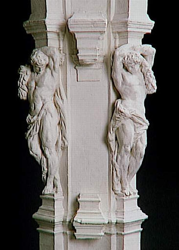 PILIER ORNE DE DEUX ATLANTES_0