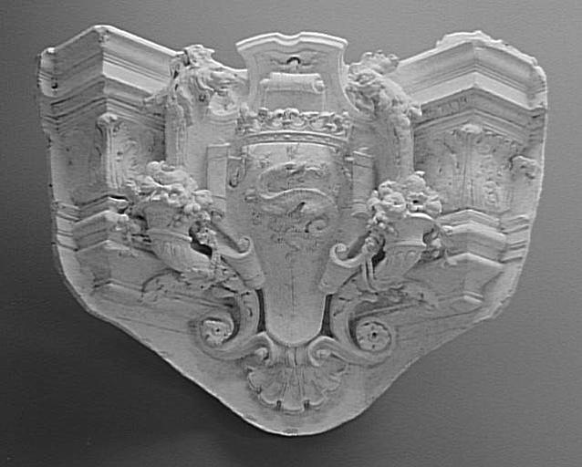 PARTIE INFERIEURE D'UN ECOINÇON A DECOR PSEUDO-HERALDIQUE_0