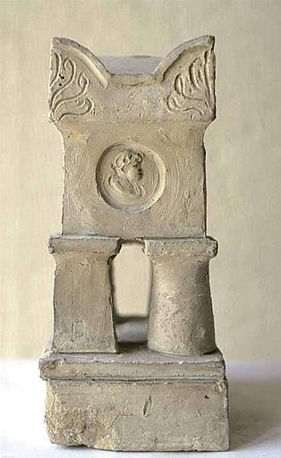Sarcophage décoré de médaillons, de lacrymatoires et de chrismes (projet de tombeau)_0