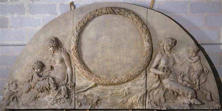 Satyresse jouant avec un Satyre enfant, de part et d'autre d'une guirlande ayant entouré un oeil-de-boeuf_0