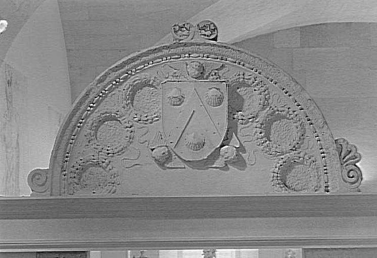 Fronton ; Ecusson aux armes de Philippe de Commynes, encadré de trois têtes d'angelots et de six médaillons entourés de guirlandes_0