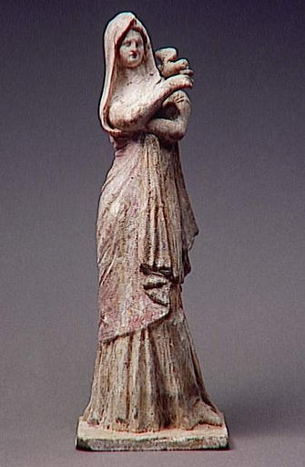 Femme drapée et voilée, un oiseau sur l'épaule_0