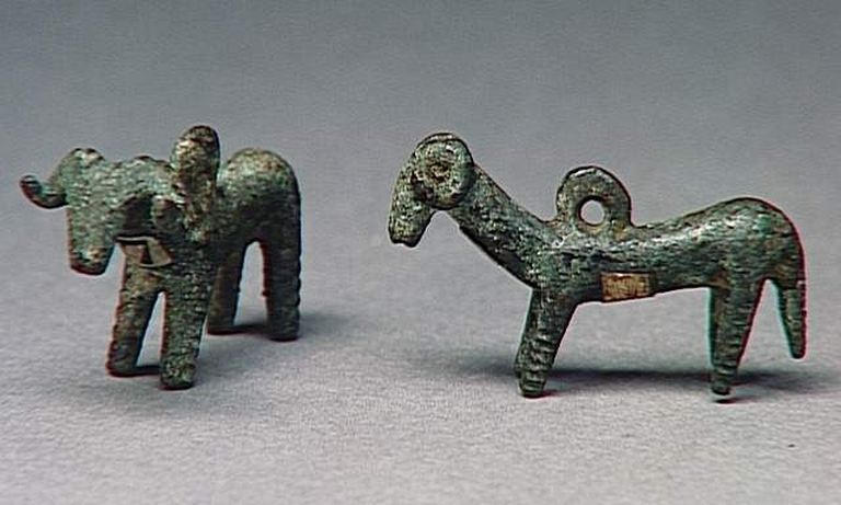 Deux pendentifs en forme de bélier_0