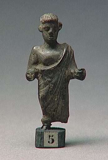 Homme drapé dans un manteau_0