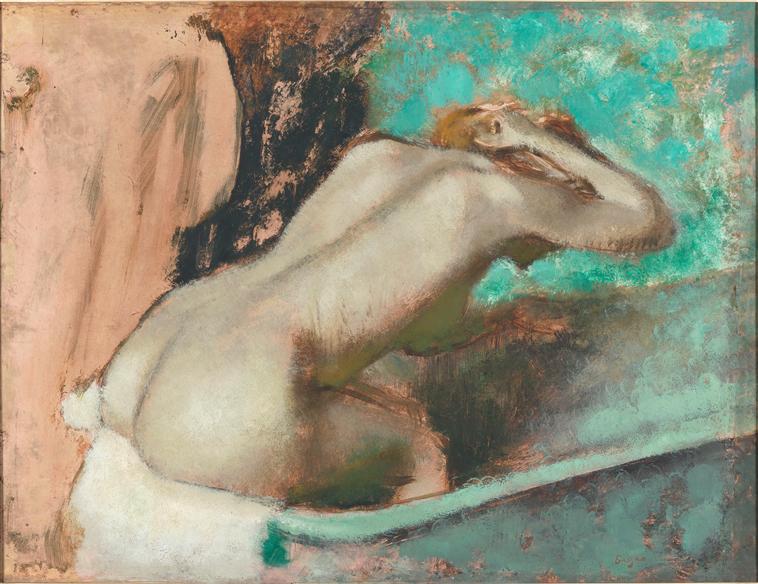 Femme assise sur le bord d'une baignoire et s'épongeant le cou_0