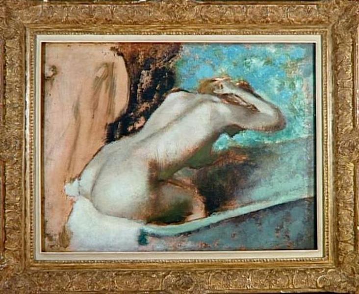 Femme assise sur le bord d'une baignoire et s'épongeant le cou_1