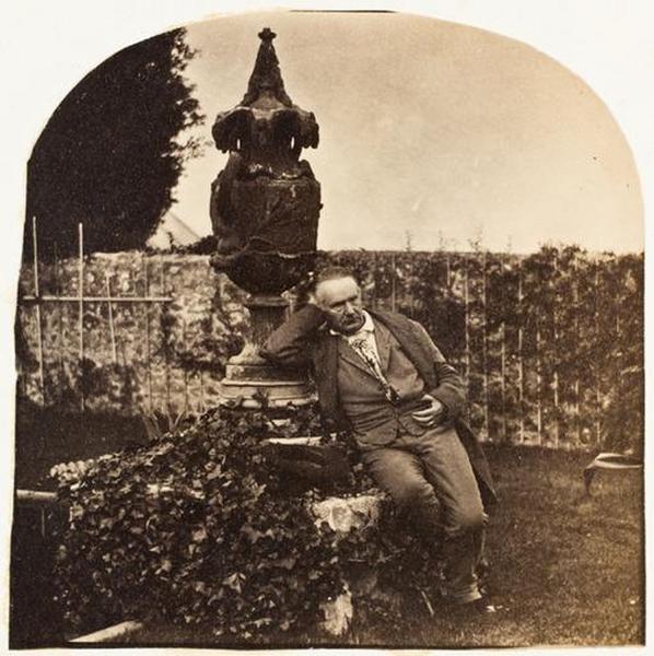 Victor Hugo appuyé contre la fontaine aux Serpents, dans le jardin de Hauteville House_0