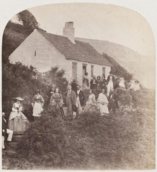 Groupe de personnages en promenade à Guernesey avec la famille Hugo_0