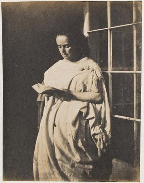 Madame Victor Hugo lisant Les Châtiments à la porte de la serre de Marine Terrace_0