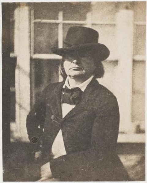 Victor Hugo coiffé d'un chapeau, devant la serre de Marine Terrace_0