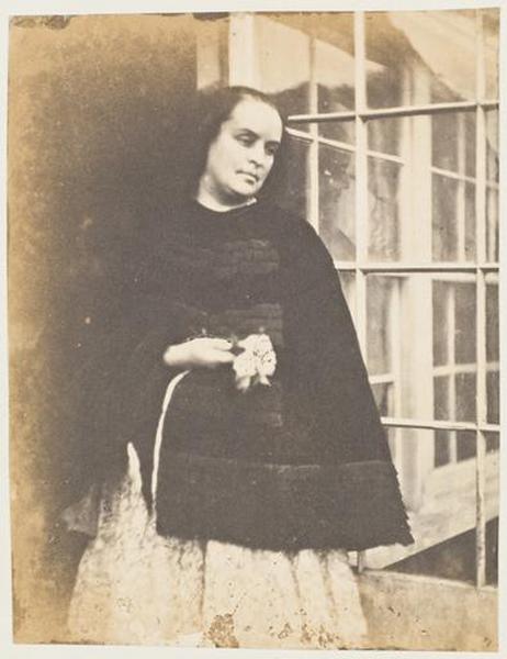 Madame Victor Hugo en cape noire à la porte de la serre de Marine Terrace_0