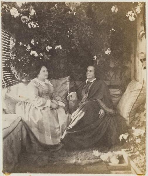 Mme Bouclier et Mme Victor Hugo dans la serre de Marine Terrace_0